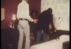 L'homme blanc lutte tôt avec une vidio sexi xxx nymphe dans le cul.