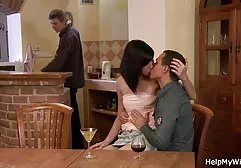 La babes sex film fille n'aime pas le football, mais elle veut du sexe.