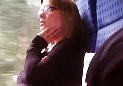 Deux femmes aux gros seins videos porno français et sexe avec femmes en se caressent devant la caméra dans la Cour.