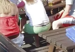 Une fille asiatique film sexe tu kif avec un tatouage sur le bas du dos, avec son vagin sur la petite amie d'un membre et la battant sur le dos.