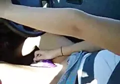Fille aux épaules larges avec des mamelons proéminents exhibant sex xx filme un chapeau rasé et le caressant