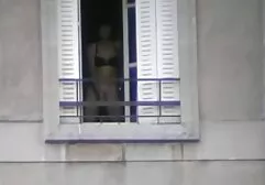 La fille devant la caméra qui délivre un homme. sex porno film gratuit
