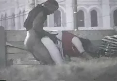 L'homme a ouvert la poitrine de film pourn sex sa mère pour la baiser et la baiser dans les bois.