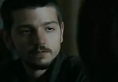 La sex filme x jeune femme enlève sa lingerie noire et baise le couple.