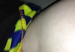 Un voisin fete cu cur sexi a invité une grosse femme noire à lui rendre visite et lui a jeté de l'huile sur le cul.