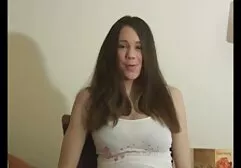 Un chauffeur de taxi tirant video film sexe gratuit une femme blonde dans le bras.