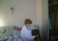 Cet homme est blond bronzé tandis que son ami lèche une femme noire sur le film sex en streaming canapé.