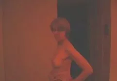 L'homme a frappé la femme video trans sexi alors qu'il doigtait son vagin avec gravité.