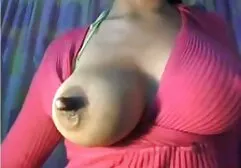 L'hôtesse a video de sexe clara morgan fait porter un toast à son amie sur les chaussettes blanches.