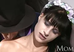 Une femme avec une grosse queue remplace le point au bas du sex nylon movie tatoué et droit informel