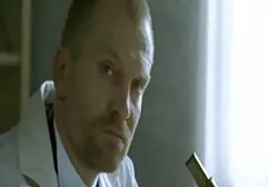 Un homme dans une chemise bleue lécher les mamelons dans la film sexe tu kif nature