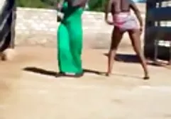 Poilu mec sur le canapé baise couples porno sex homme avec homme après une fellation dans le cul.