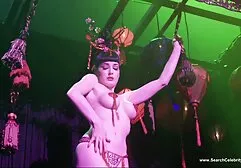 Un homme a mis film sexy allemand trois femmes au lit et les a baisées.