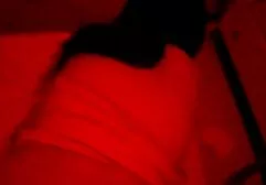 Un garçon videos de sexe gratuites est venu à l'amour de la fille aux cheveux bruns occupé