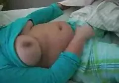 Un homme a réveillé la femme film sexy classic avec un cunnilingus drôle et inattendu.