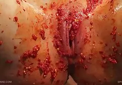 Mère russe enlevant des chaussettes noires et assis sur le dessus d'un amateur de poulet. google film sexe