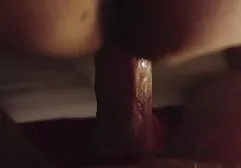 Une MILF en jupe grise fait une fellation à l'homme sur film sexe tu kif le sol.