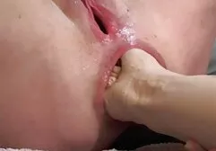La grosse film sexi jadid MILF touche ses seins et son cul pendant qu'elle se douche.