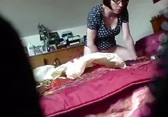 Partenaire noir mange video sexe français streaming une fissure maigre sur une table de billard.