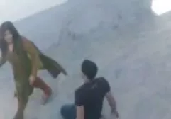 Un free sex film arab homme entre lentement le membre dans le cul de sa femme.