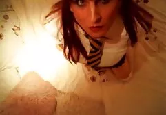Les movie sexi girl étudiants aiment sucer le poulet d'un homme poilu.