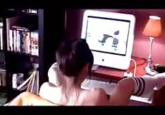 La poupée sex sister film excitée veut étirer doucement le vagin avec ses doigts.