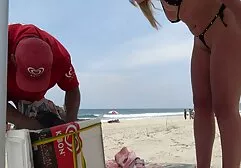 Un mec noir en bas noirs xxxl sexe gratuit baise la graisse.