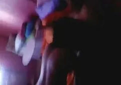 Davalka avec sexe gratuit en streaming un clitoris perçant Assis sur une chaise et appréciant le travail d'une machine à sexe