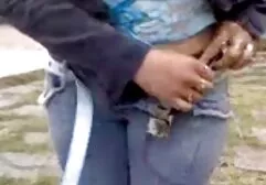 Noir avec des lunettes noires baise une fille avec une grosse bite film sexy africa