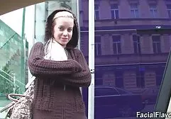 Maîtresse colle un femei xexy pénis dans le cul d'une grosse mère Gode vagin qui n'est pas rasé