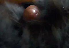 La garde ramassé une femme avec un large film sex nombril anneau.