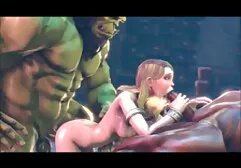 Un homme avec un papillon baise une femme dans des lunettes anime film sexy avec des bas dans le cul