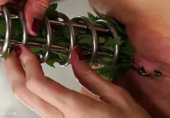 Les sex film free jeunes femmes seules avec des hanches larges étalant leurs mégots sur un gode noir sur la table ci-dessus.