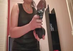 Fille avec un pantalon noir se déplace cul selulitnya sex xxx video gratuit dans la salle de bain