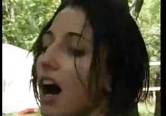 Les colocataires barbus ont un ami par la gorge et tirent sa chatte sur la grosse bite. film porno sex 2018