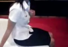Pendant le massage, l'homme a réveillé la fille avec le tatouage et la bite dans 69 sex film le vagin.
