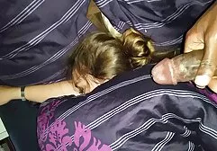 Le client video sex gratuit streaming a mis le pénis sur les masseurs de couvercle - yeux étroits sur le dessus de la table