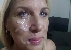 Dame avec plaisir lécher une rousse MILF dans une robe film sex hd online en cuir sur le canapé