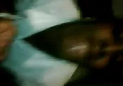 Une fille dans une longue queue de cheval tressant avec un vieux colocataire jusqu'à ce qu'elle les voit. filmsexyporno