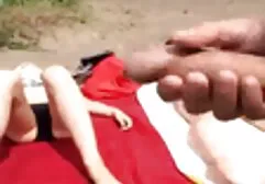 Une fille en bas et noir soutien-gorge donne le film sexy long trou dans un homme avec un gros pénis