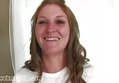 Un homme dans une salle pleine de passion, de baiser une belle femme avec de gros sex film hardcore seins