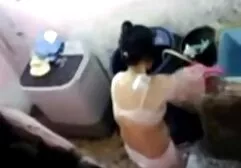 L'anus d'une jolie blonde caresse une grosse bite avec mignon large film sex et bon