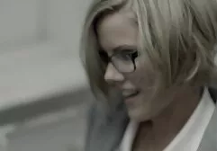 A propos d'une fellation dans la salle de bain. film sexy xx