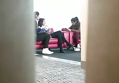 La peau foncée MILF tâtonne le pénis babes sex film de l'ami blanc entre les seins