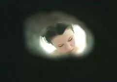 Tan bébé dans noir bas est baisée par partenaire ancien film de sex dans lit