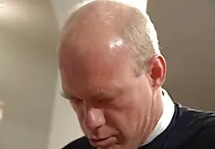 Blonde suce des bites pour un homme chauve dans une chemise blanche avec un canapé rouge en filme sex full plâtre