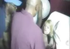 Cheveux sex tape amateure brun clair sur la table de massage pour donner à l'homme un cul.