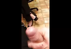Les femmes adultes sucent la bite film sexy japonais d'un homme et lui donnent son cul.