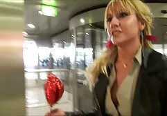 Mâle séduit les deux chats Extraterrestres le long du chemin. videos gratuites sexes