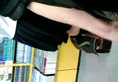 Une fille adulte aux cheveux courts de Russie demande sex nylon movie à un homme sa bite.